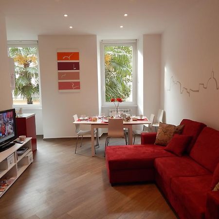 Red Flat In Rome Apartment Bilik gambar