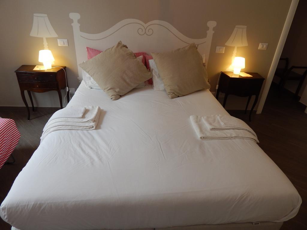 Red Flat In Rome Apartment Bilik gambar