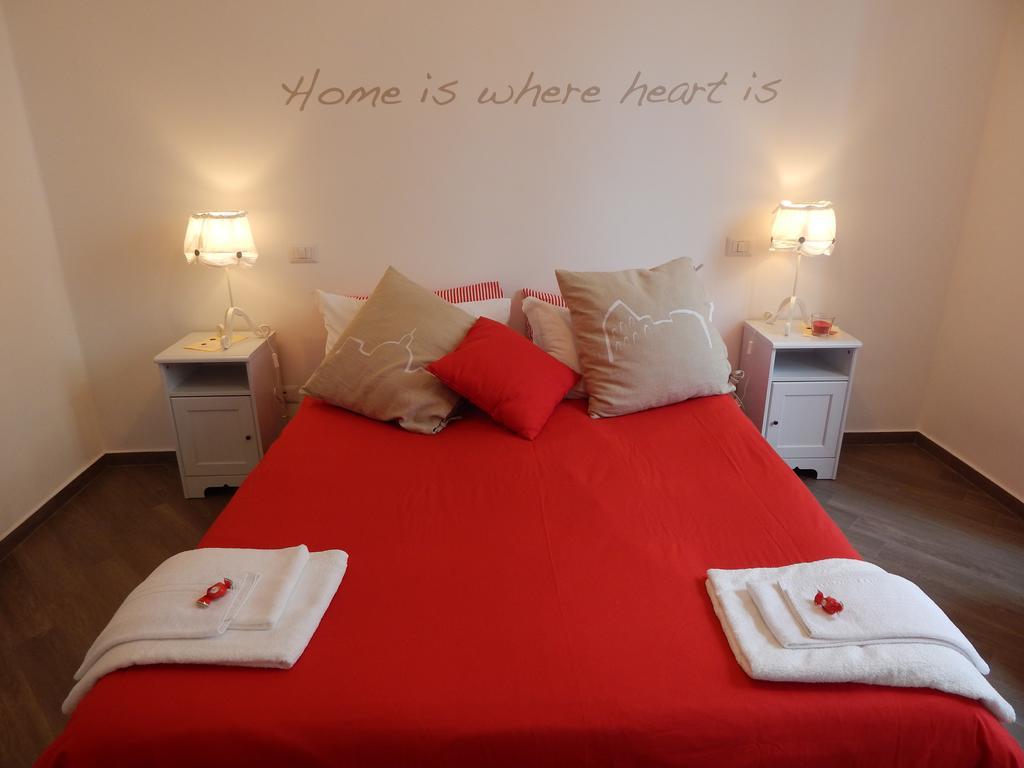 Red Flat In Rome Apartment Bilik gambar