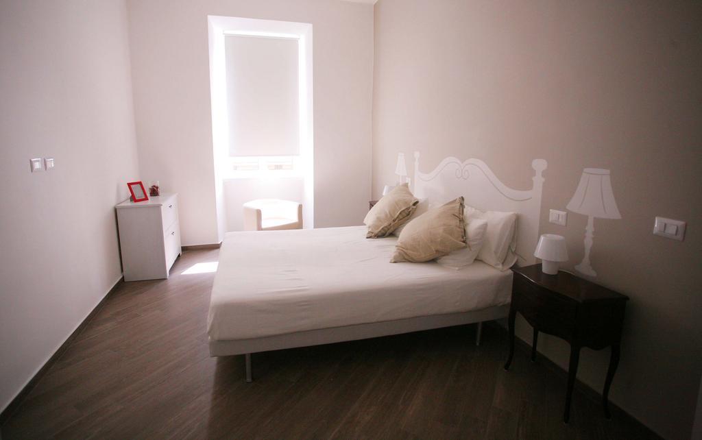 Red Flat In Rome Apartment Bilik gambar