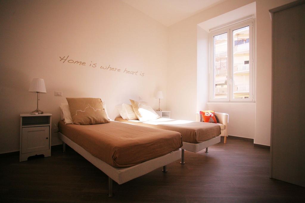 Red Flat In Rome Apartment Bilik gambar